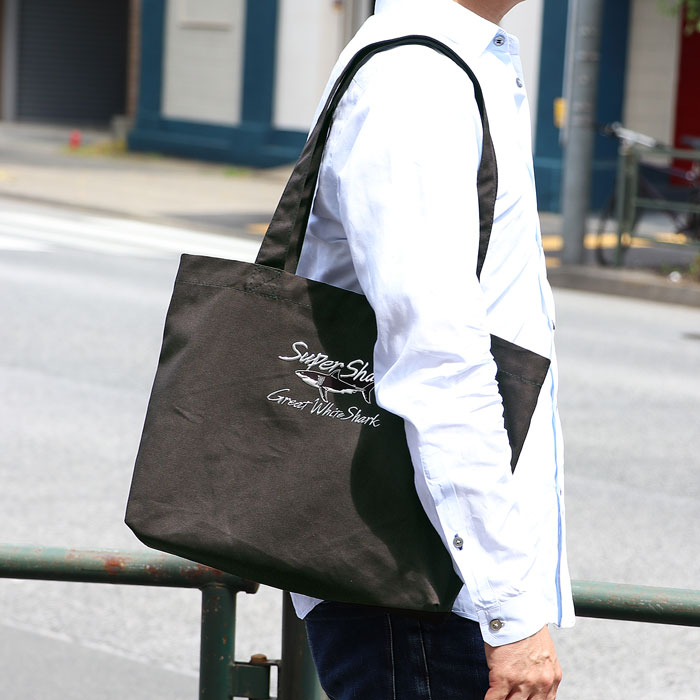 動物 生物 トートバッグ ブラック ホホジロザメ / カロラータ